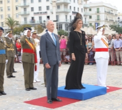 Su Majestad la Reina durante la interpretación del Himno Nacional